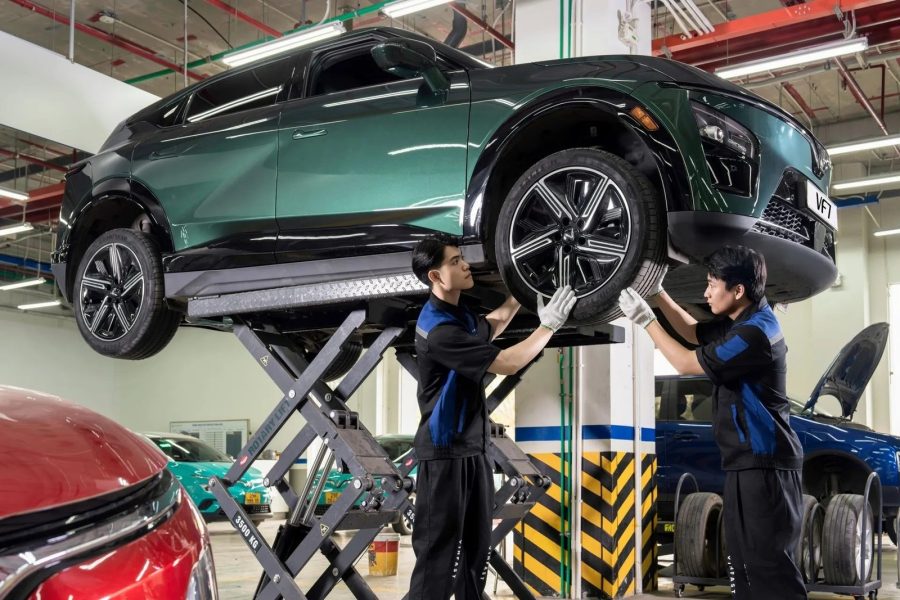 Kỹ thuật viên kiểm tra gầm xe điện VinFast trên cầu nâng