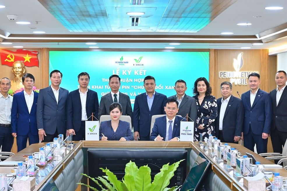 Đại diện V-Green và PVOIL tại lễ ký kết hợp tác triển khai tủ đổi pin