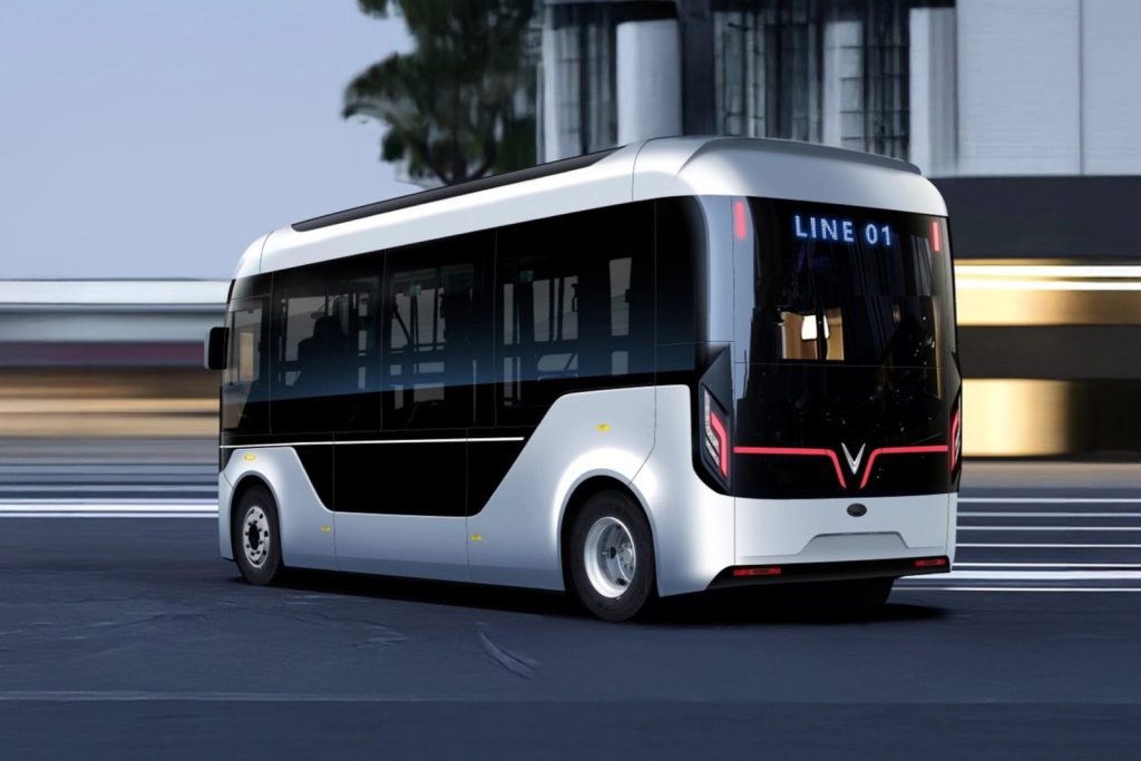 VinFast EBus nhìn từ góc 3/4 phía sau trên phố