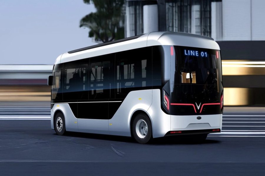 VinFast EBus nhìn từ góc 3/4 phía sau trên phố