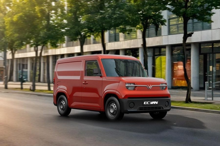 VinFast EC Van màu đỏ chạy trên đường phố