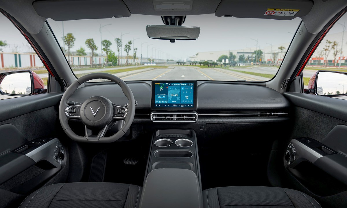 Khoang lái VinFast MPV 7 với vô-lăng và màn hình trung tâm