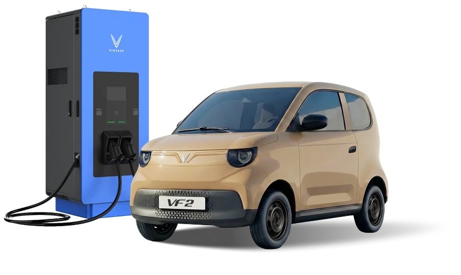 VinFast VF2 màu be đỗ cạnh trụ sạc VinFast