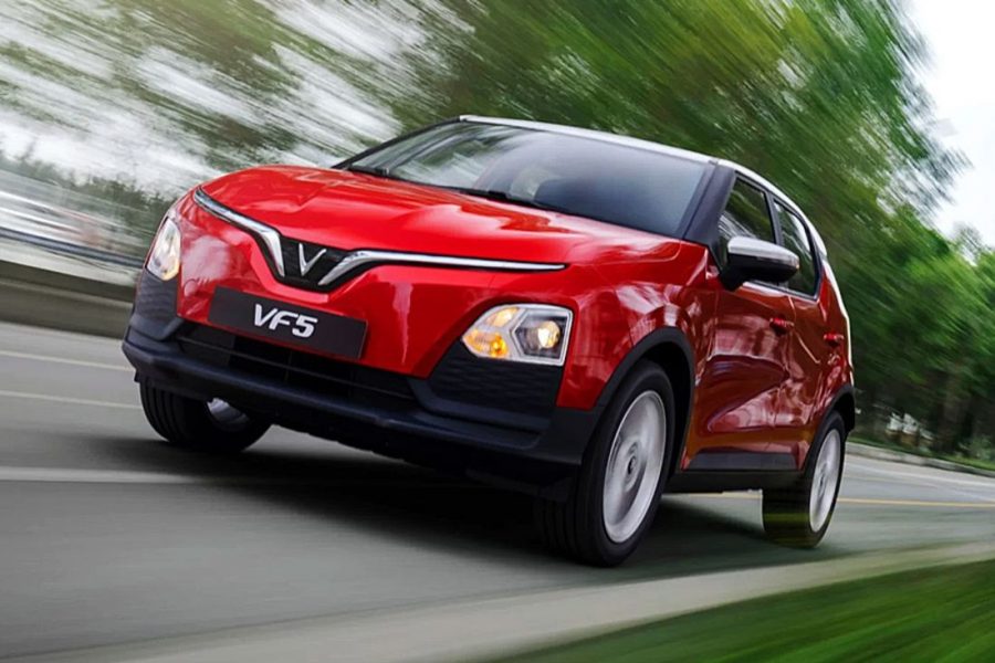 VinFast VF5 màu đỏ vận hành trên đường, nhìn từ góc trước