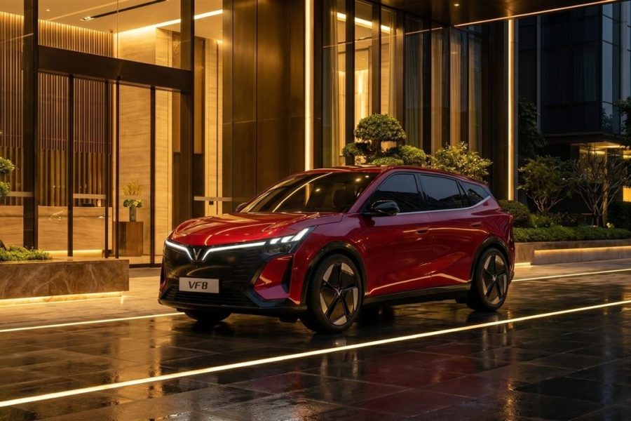 VinFast VF8 thế hệ mới màu đỏ đỗ trước tòa nhà lúc chiều tối