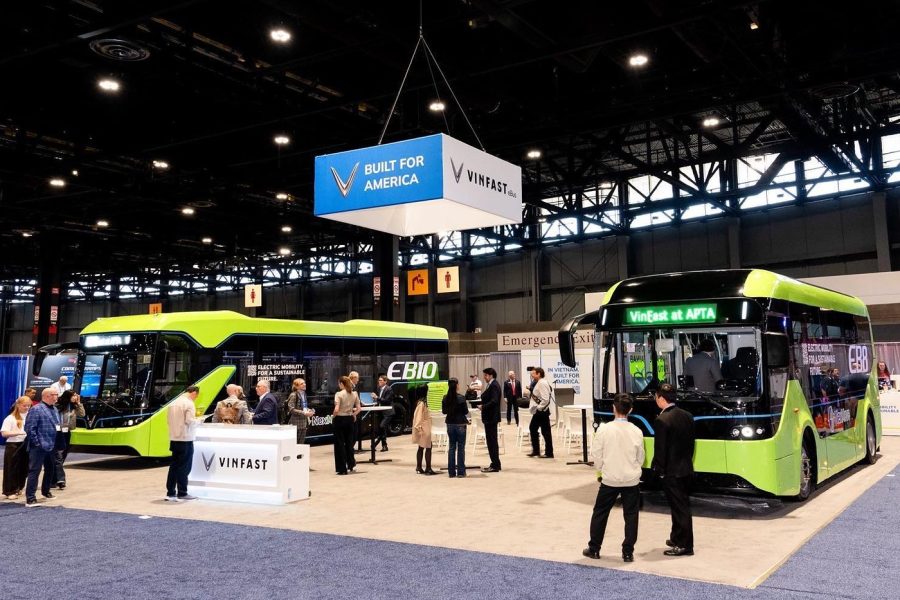 Khách tham quan gian hàng VinFast với xe buýt điện tại triển lãm ở Chicago